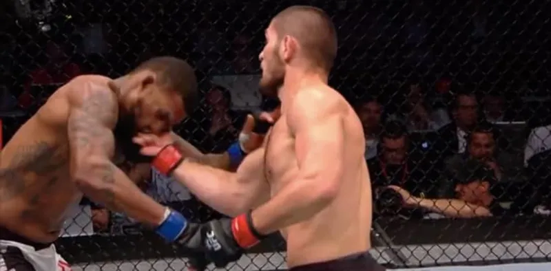 Michael Johnson recuerda su pelea contra Khabib Nurmagomedov: 'Se sentía como un peso medio'