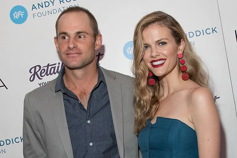 Brooklyn Decker celebra con alegría el regreso de Andy Roddick al tenis junto a Aryna Sabalenka