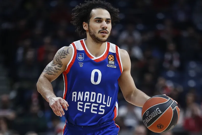 Shane Larkin sale lesionado ante Milán