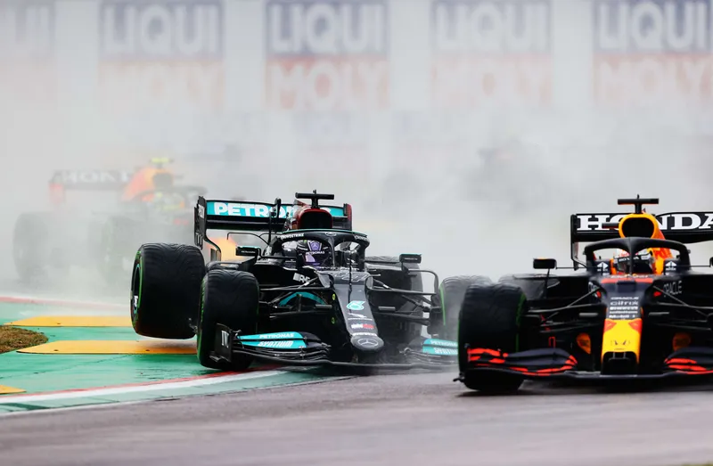 Hamilton humilla a Verstappen tras sorprendente derrota en el campeonato de F1