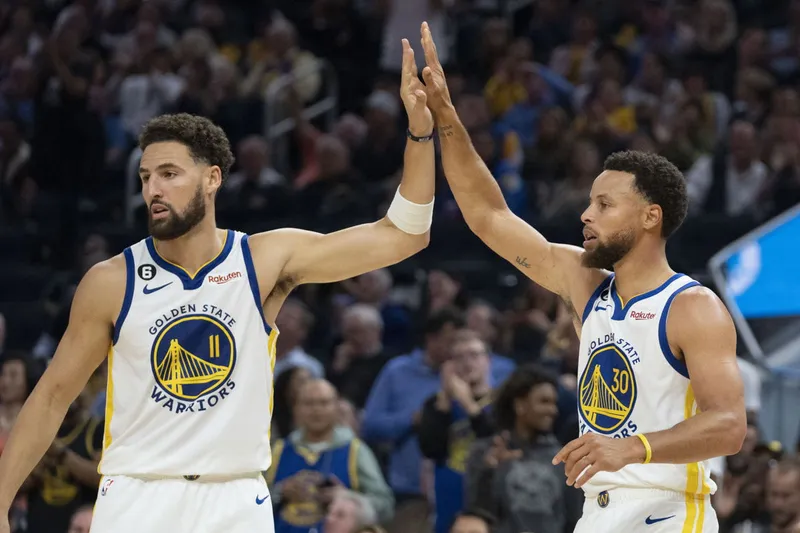 Curry brilla y se lleva el show en emocionante victoria de los Warriors