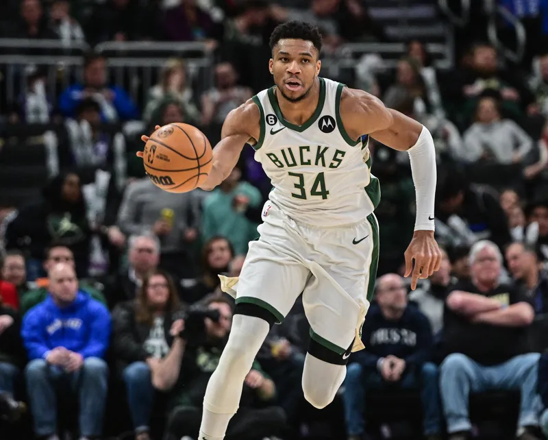 Giannis Antetokounmpo de los Bucks logra su primer triple-doble de 40 puntos, reafirmando su nivel de MVP esta temporada