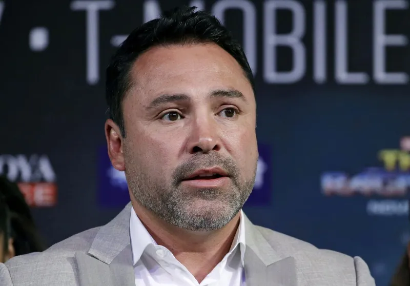 Oscar De La Hoya aclara que no intenta bloquear la exhibición de Ryan Garcia, pero no descarta acciones legales