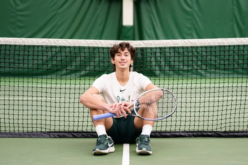 Conozcan al 'poeta' Ozan Baris, el número 1 del tenis universitario