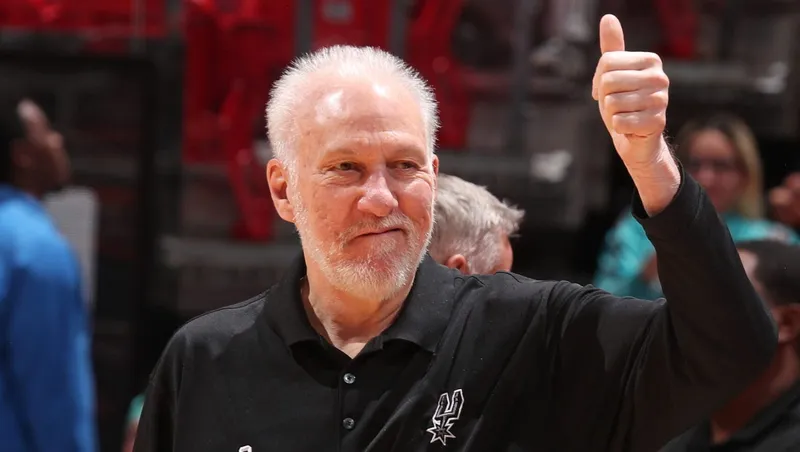 El entrenador de los Spurs, Gregg Popovich, agradece a sus seguidores mientras se recupera de un leve derrame cerebral