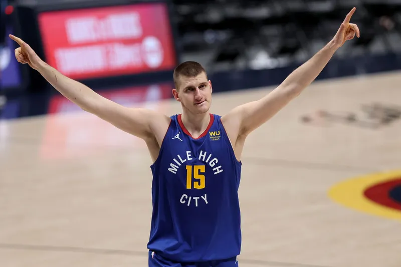 Jokic lidera la carrera por el MVP, mientras Wemby se perfila como el mejor defensor del año