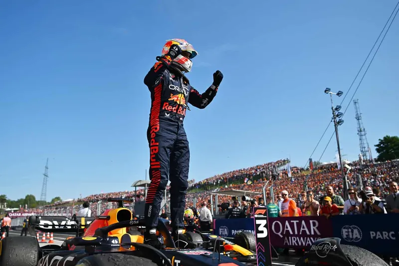 Verstappen responde a las críticas de Damon Hill con un contundente 'sesgado' en su defensa