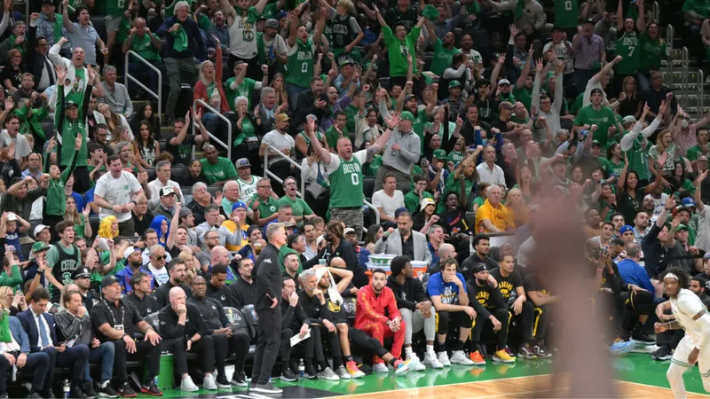 Los aficionados de los Celtics abuchean a Steve Kerr tras el banquillo de Jayson Tatum en los Juegos Olímpicos