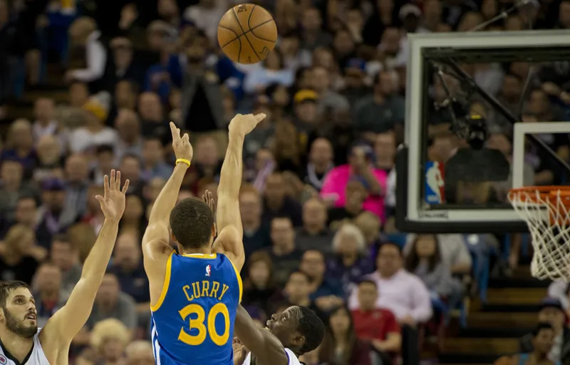 El tiro de tres puntos, según un excolumnista, es lo peor que le ha pasado al baloncesto