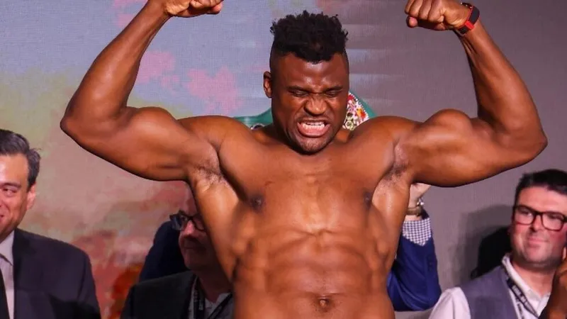 Ngannou regresa al MMA tras un año complicado y se enfrenta a Ferreira en PFL