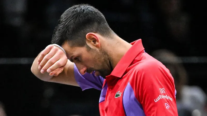 Djokovic se retira del Masters de París y deja en duda su temporada