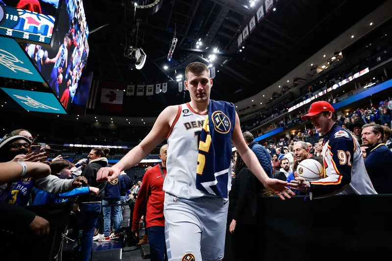 Nikola Jokić brilla con estadísticas históricas en la victoria sobre los Mavs