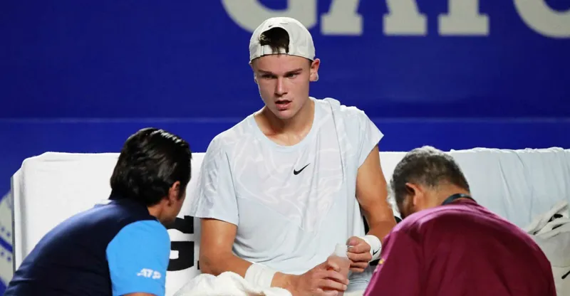 Holger Rune avanza en París tras vencer a Alex de Minaur