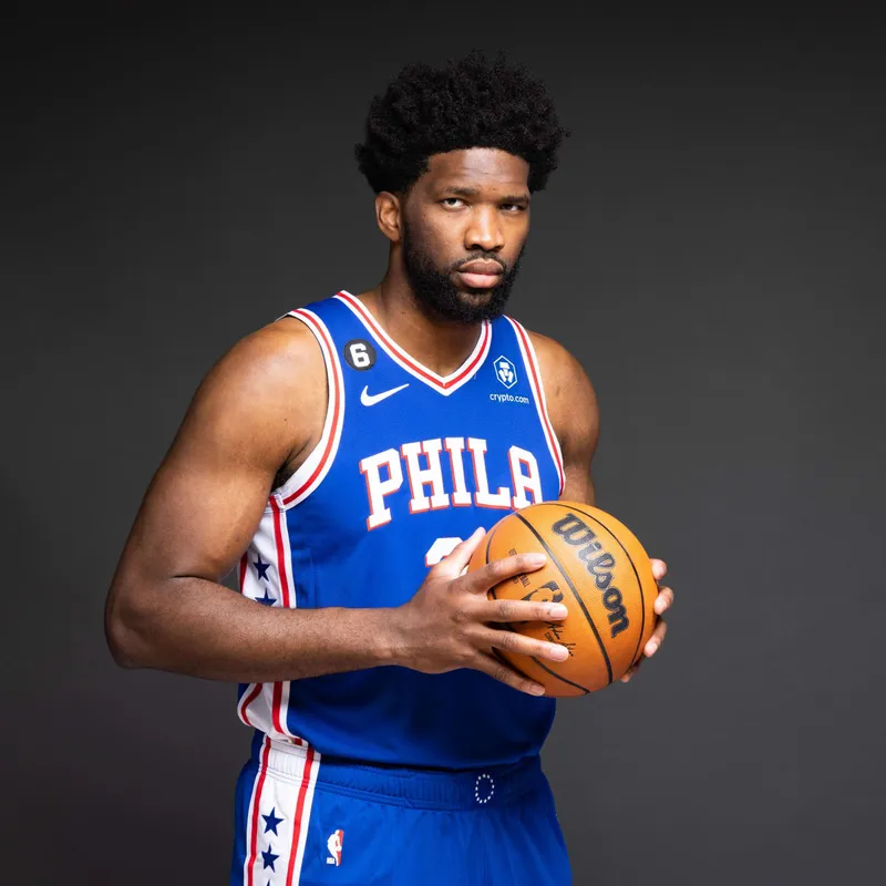 Embiid enfrenta a columnista de Filadelfia y la NBA reacciona