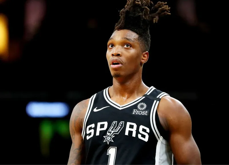 Lonnie Walker elogia la atmósfera en OAKA y habla sobre su relación con Trinchieri