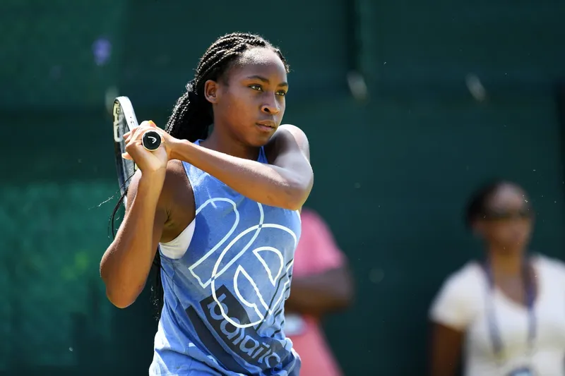 El Hermano Multideportivo de Coco Gauff, Cameroon, Recibe Elogios de su Madre Candi al Iniciar en el Tenis