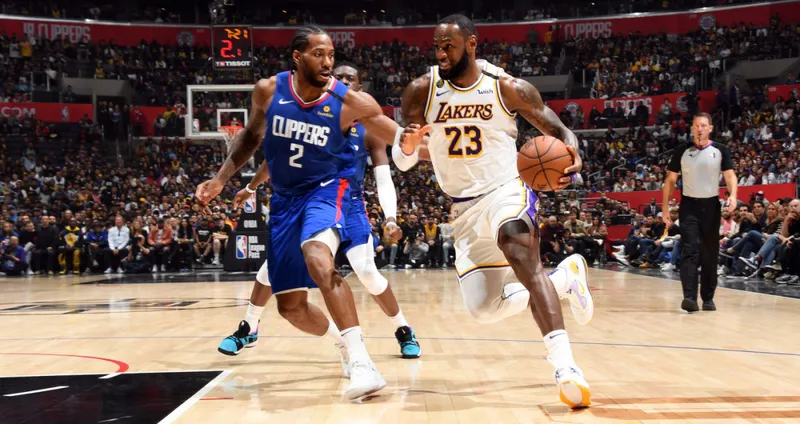 Informe: Kawhi Leonard se aleja de los Clippers para ayudar a familiares afectados por incendios