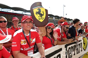 Los aficionados de la F1 envían un mensaje claro a Ferrari sobre el debate del piloto número 1 entre Hamilton y Leclerc