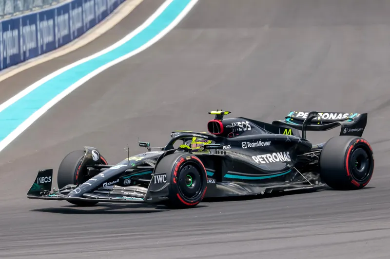 Lewis Hamilton expresa su deseo de regresar a Mercedes en un emotivo discurso final