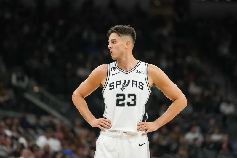 Mira: Zach Collins de los Spurs se despide de un árbitro tras ser expulsado en la derrota contra los Kings