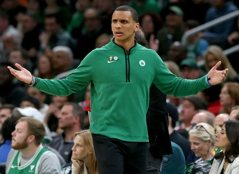 El entrenador de los Celtics, Joe Mazzulla, se desahoga tras el partido y desea a los árbitros una 'Feliz Navidad' en un arrebato de ira