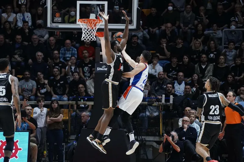 Clyburn salva a Virtus con un emocionante 81-82 ante Baskonia, debut triunfal de Ivanovic en la EuroLeague