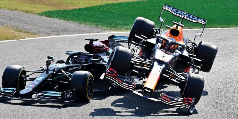 ¡Max Verstappen recibe penalización en la parrilla y Lando Norris se frota las manos!