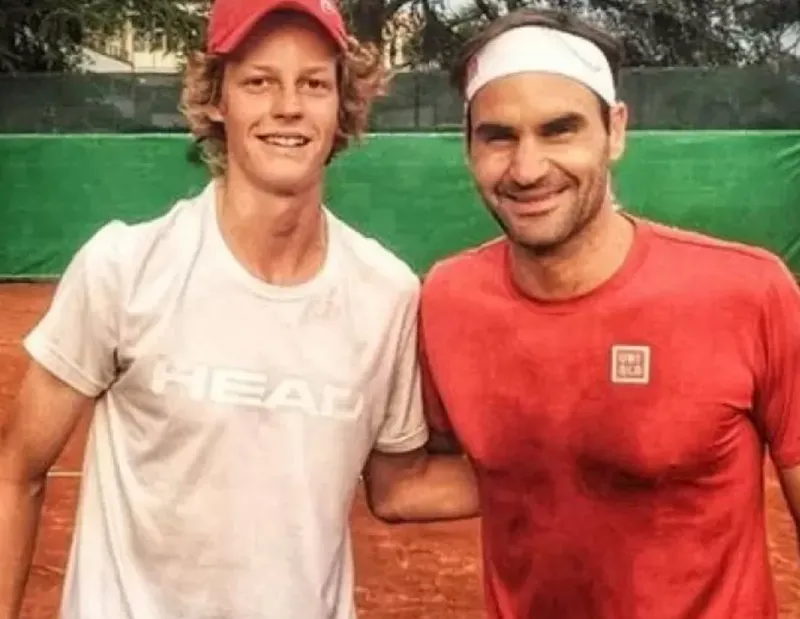 Jannik Sinner iguala récord de Roger Federer y Andre Agassi al avanzar a la segunda ronda del Abierto de Australia