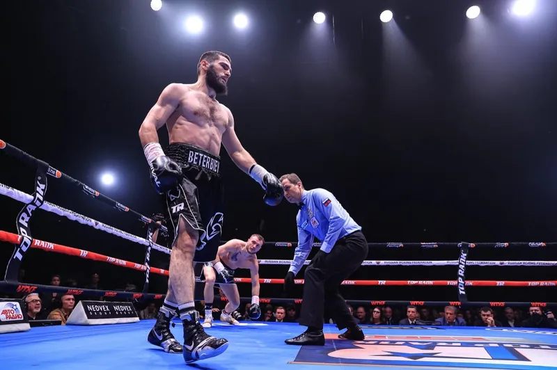 Artur Beterbiev vs Dmitry Bivol 2: Predicciones de expertos para la revancha del título mundial indiscutido de peso semipesado