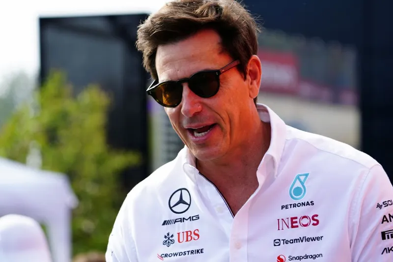 El jefe de Mercedes, Wolff, revela factores de estrés en su actualización de salud