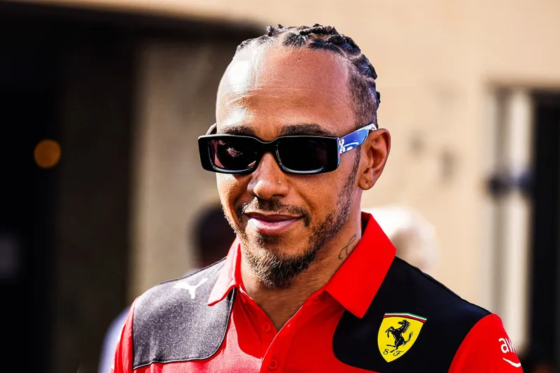 ¡Noticia de impacto en la F1! Hamilton sorprende y Ferrari confirma la salida de un piloto