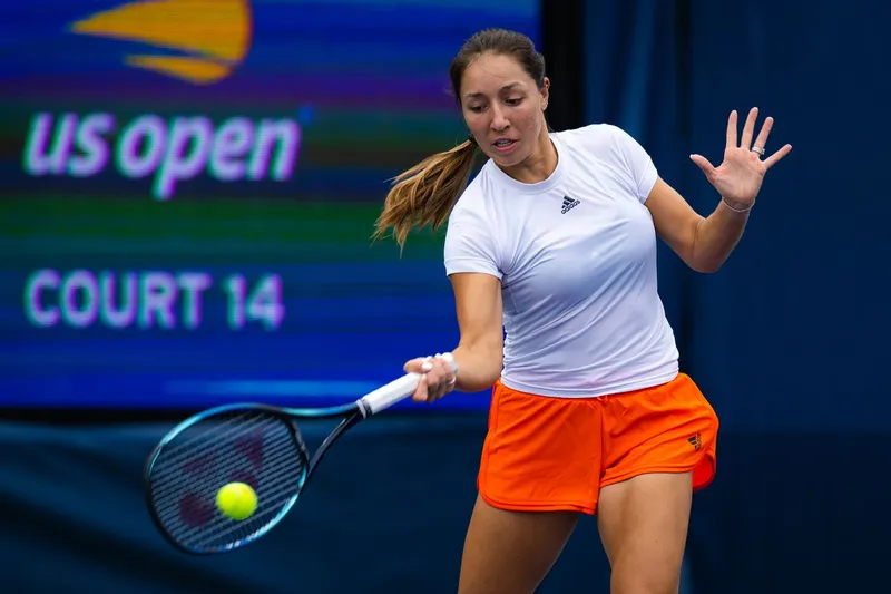 Jessica Pegula Se Burla de Carlos Alcaraz Tras Casi Destrozar Su Foto Antes de la Exhibición del Garden Cup