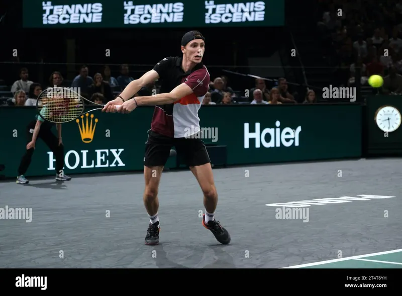 Ugo Humbert avanza a la final en casa en París