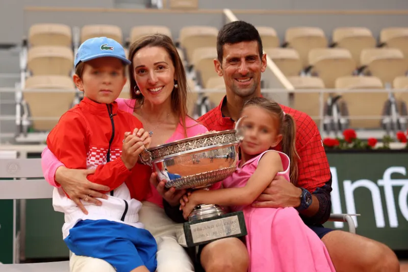 La Mochila Pikachu '25' de Novak Djokovic Brilla en su Preparación para un Histórico Abierto de Australia