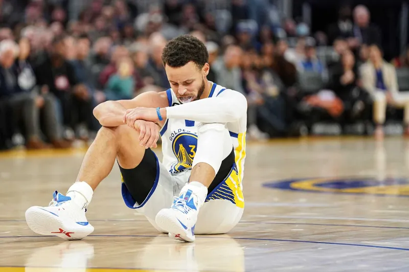 Curry se lesiona el tobillo izquierdo en la derrota de los Warriors