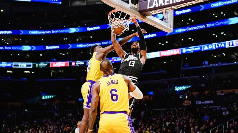 Los Angeles Lakers y Clippers reanudan sus partidos en casa mientras los incendios forestales continúan arrasando