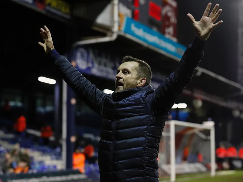 Matt Bloomfield: Luton Town nombra al entrenador de Wycombe como nuevo director técnico