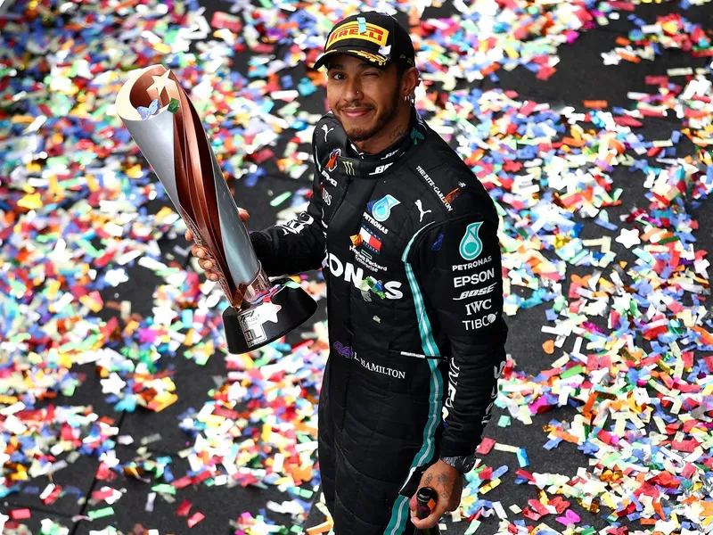 Hamilton lanza un reto de $1 millón por la respuesta al enigma del Mercedes W15