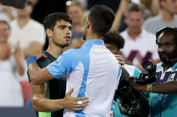 "Carlos Alcaraz Expresa Dudas sobre la Lesión Repentina de Novak Djokovic, pero Respeta al GOAT: 'Está Pasando por Dificultades'"