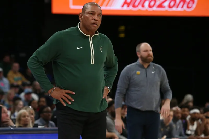 Doc Rivers de los Bucks multado con $25K por criticar a los árbitros tras un 'foul fantasma' contra LaMelo Ball