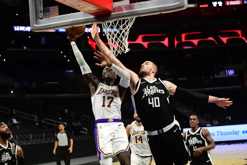 Los Lakers cometen errores fatales en los últimos 30 segundos contra los Hawks, mientras Trae Young anota el tiro ganador