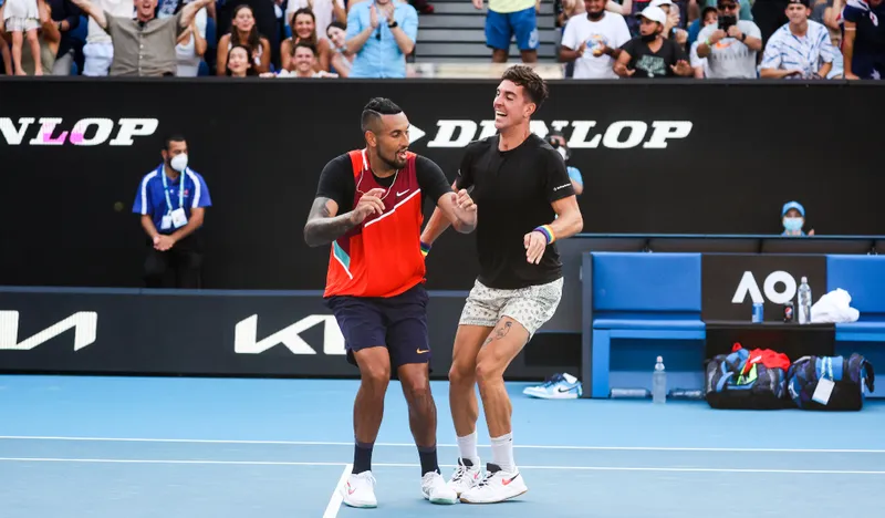 Thanasi Kokkinakis se Compromete a Jugar Dobles con Nick Kyrgios en el Abierto de Australia a Pesar de sus Problemas Físicos