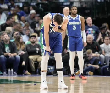 "Fanáticos descontentos de los Mavericks protestan por el posible traspaso de Luka Doncic con un funeral simbólico frente a la arena del equipo"