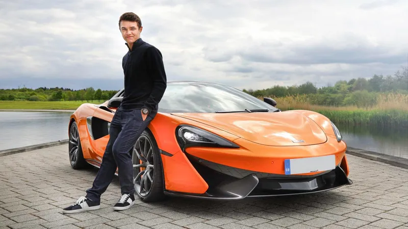 McLaren lanza la increíble colección de merchandising de Lando Norris 2025