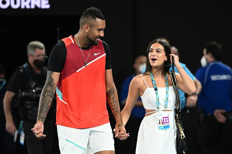 Nick Kyrgios y su novia Costeen Hatzi deslumbran en la fiesta navideña celebrando las raíces del astro australiano