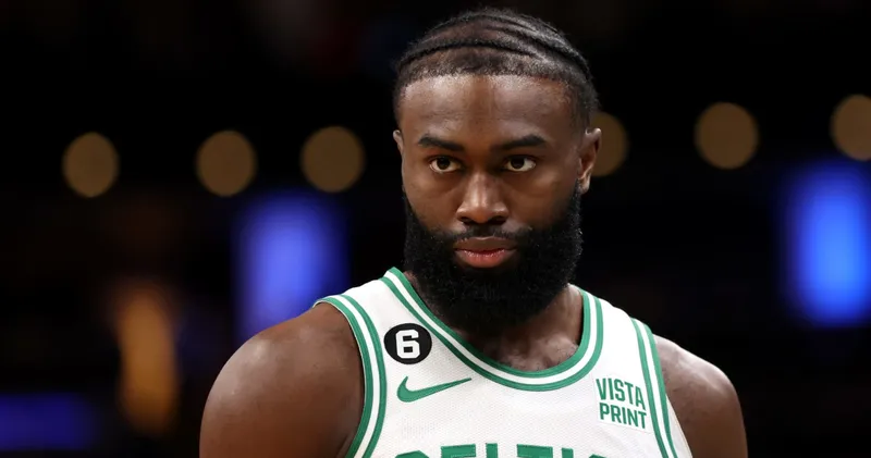 Jaylen Brown de los Celtics llama 