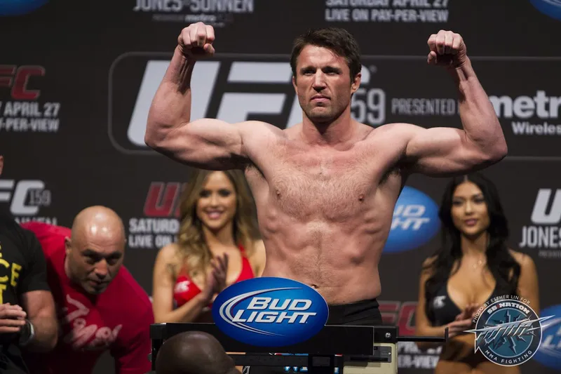 Chael Sonnen: 'Jon Jones debe elegir entre retirarse o pelear contra Tom Aspinall'