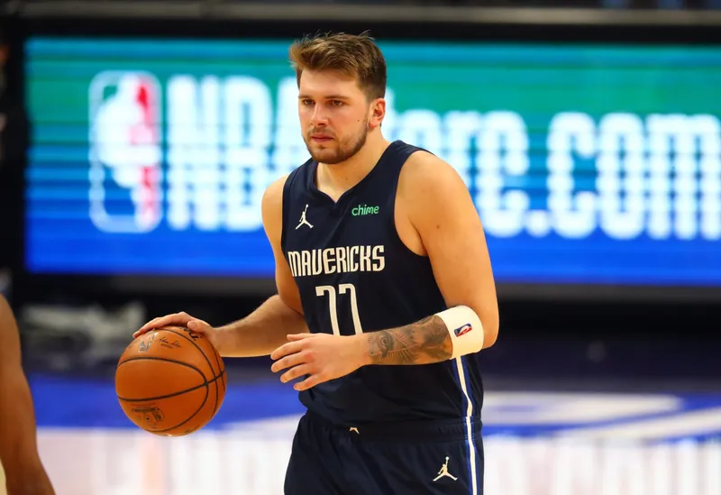 Doncic guía a Dallas a la victoria ante el trío alemán y Orlando