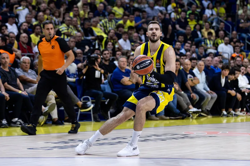 El esfuerzo en la segunda mitad fue clave para la victoria de Fenerbahce en el derbi contra Efes | EuroLiga