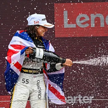 Jamie Chadwick destaca el impacto de la F1 Academy en la participación femenina en el automovilismo